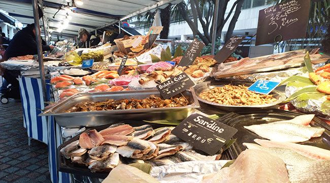 Photo de commerçant sur un marché