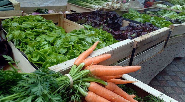 Photo de commerçant sur un marché