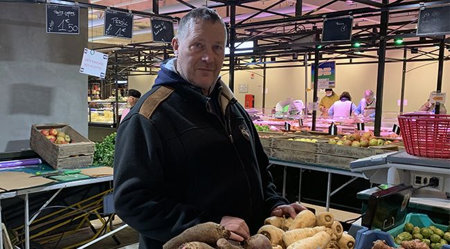 Photo de commerçant sur un marché