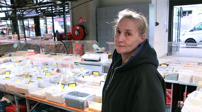 Photo de commerçant sur un marché